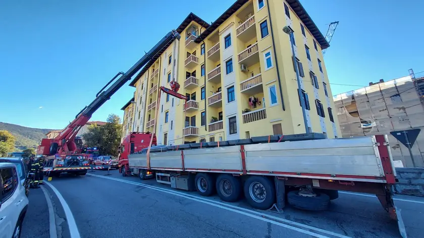 Il camion che ha paralizzato via Valerio e tutta la zona dell'Università (Bruni)