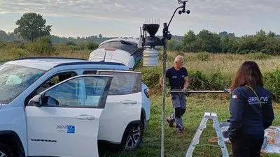 L’installazione della stazione meteorologica nella zona del Preval
