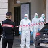 I carabinieri e gli uomini della Scientifica con tuta bianca, guanti e mascherine. Foto Massimo Silvano