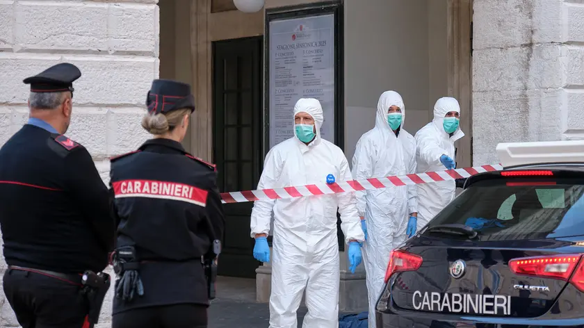 I carabinieri e gli uomini della Scientifica con tuta bianca, guanti e mascherine. Foto Massimo Silvano