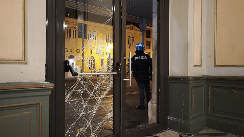 La porta sfondata alla Stazione centrale Foto Andrea Lasorte