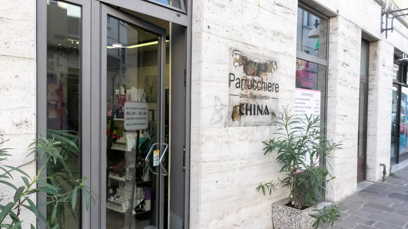 Il salone di acconciature in Corso. Foto Bonaventura