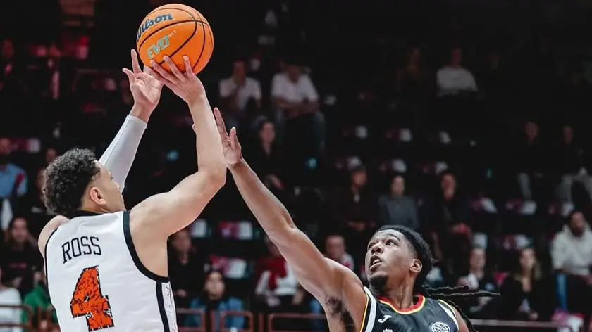 Colbey Ross al tiro. Foto BCL