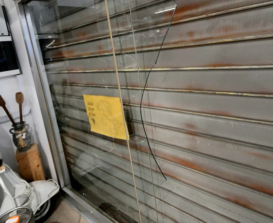 La vetrata della trattoria presa di mira. Foto Bruni