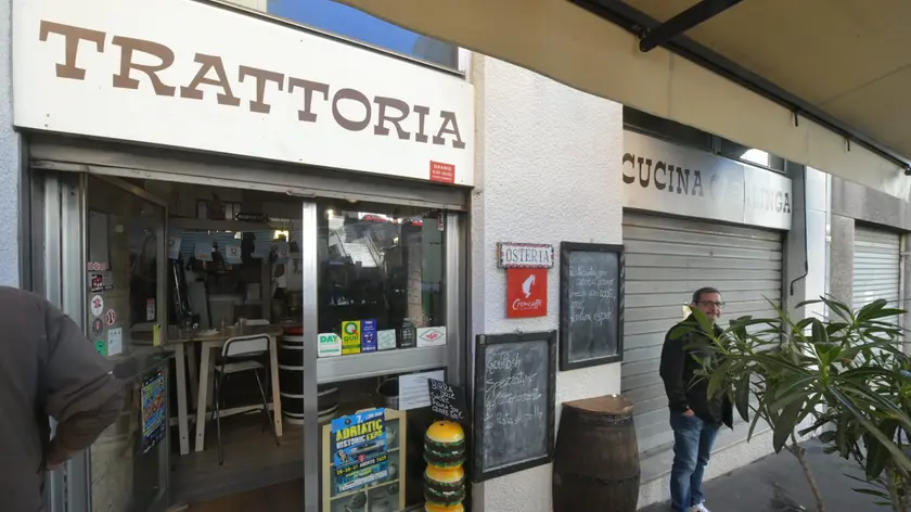 La trattoria presa di mira. Foto Bruni