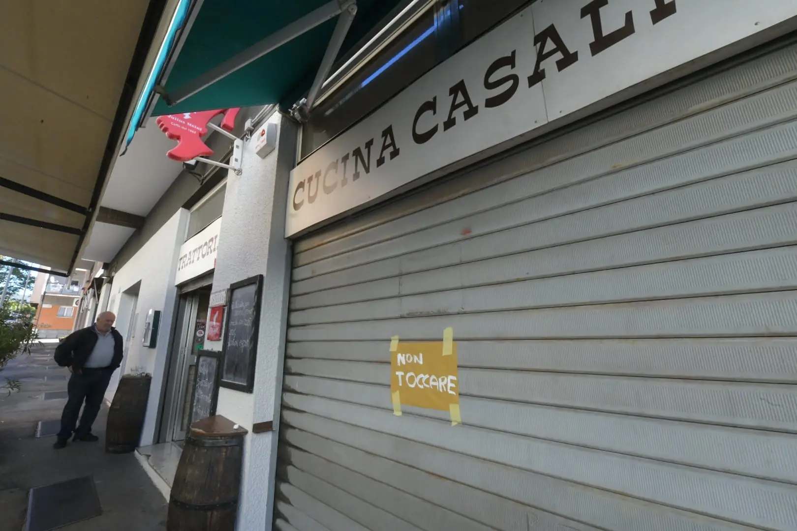 La trattoria presa di mira. Foto Bruni