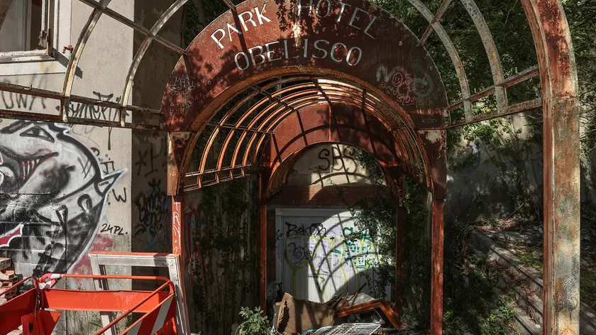 La vecchia insegna del Park Hotel Obelisco e i rifiuti abbandonati nell’area circostante Fotoservizio Andrea Lasorte