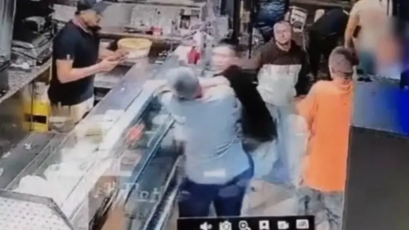 Il pugno di Battistella a Tominaga in un frame della videosorveglianza