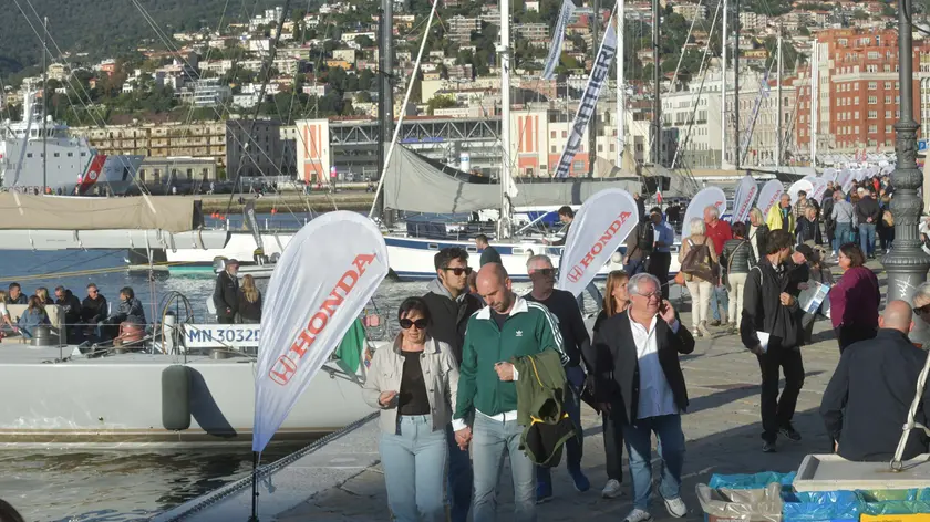 Rive subito affollate giovedì pomeriggio a Trieste per il primo giorno di apertura del Villaggio Barcolana. Foto Bruni