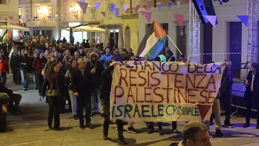 Il corteo tra gli stand in Cavana (Lasorte)