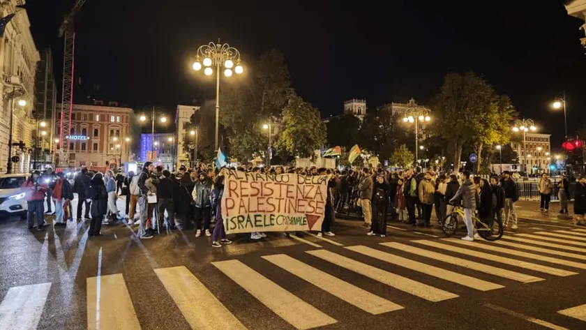 Il corteo arrivato alla stazione ferroviaria (Lasorte)