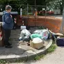Sacchetti e scatoloni pieni di rifiuti abbandonati fuori dai cassonetti nella zona di Lucinico