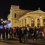 Il blocco stradale davanti alla stazioni in piazza Libertà durante il corteo non preavvisato Foto Andrea Lasorte
