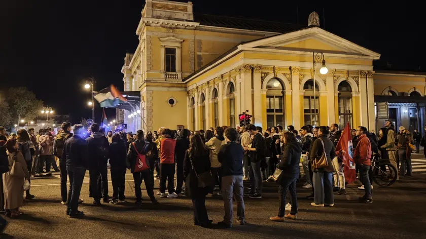 Il blocco stradale davanti alla stazioni in piazza Libertà durante il corteo non preavvisato Foto Andrea Lasorte