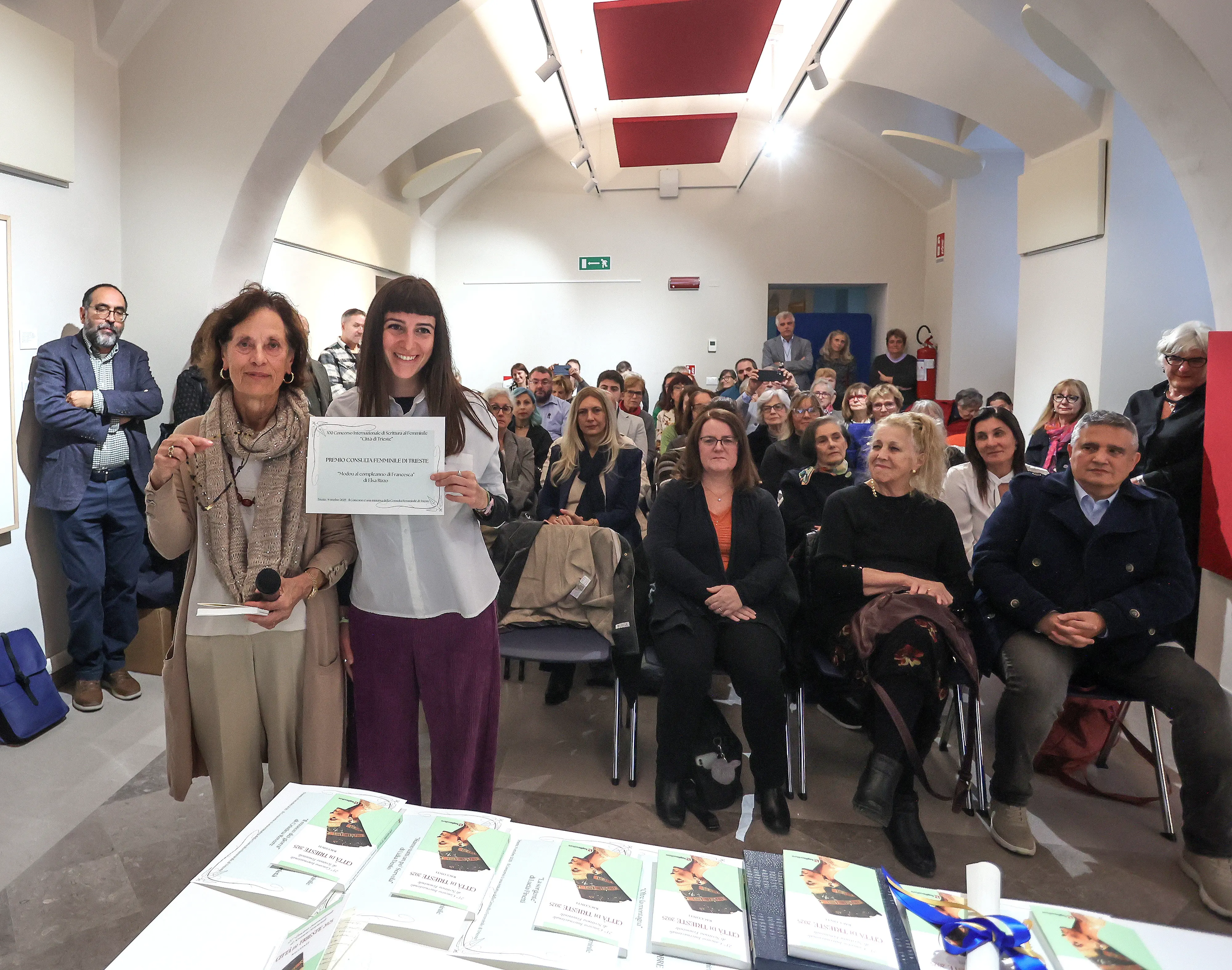 La vincitrice Elsa Rizzo con il pubblico presente in sala (Lasorte)