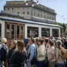 Persone in coda per salire sul Tram di Opicina (Lasorte)