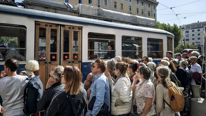 Persone in coda per salire sul Tram di Opicina (Lasorte)