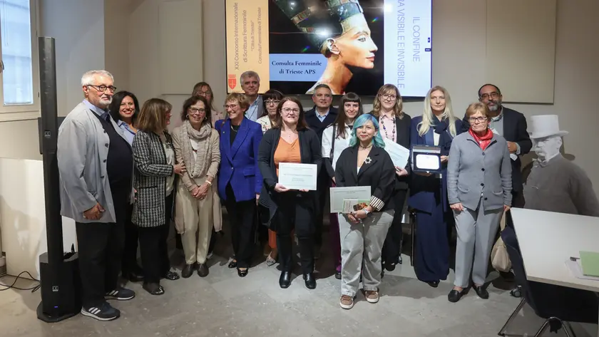 Foto di gruppo con le premiate del 21esimo concorso internazionale di scrittura “Città di Trieste” (Lasorte)