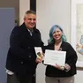 Il vicedirettore del gruppo Nem con delega al Piccolo Fabrizio Brancoli consegna il premio "Il Piccolo" all'autrice Desio