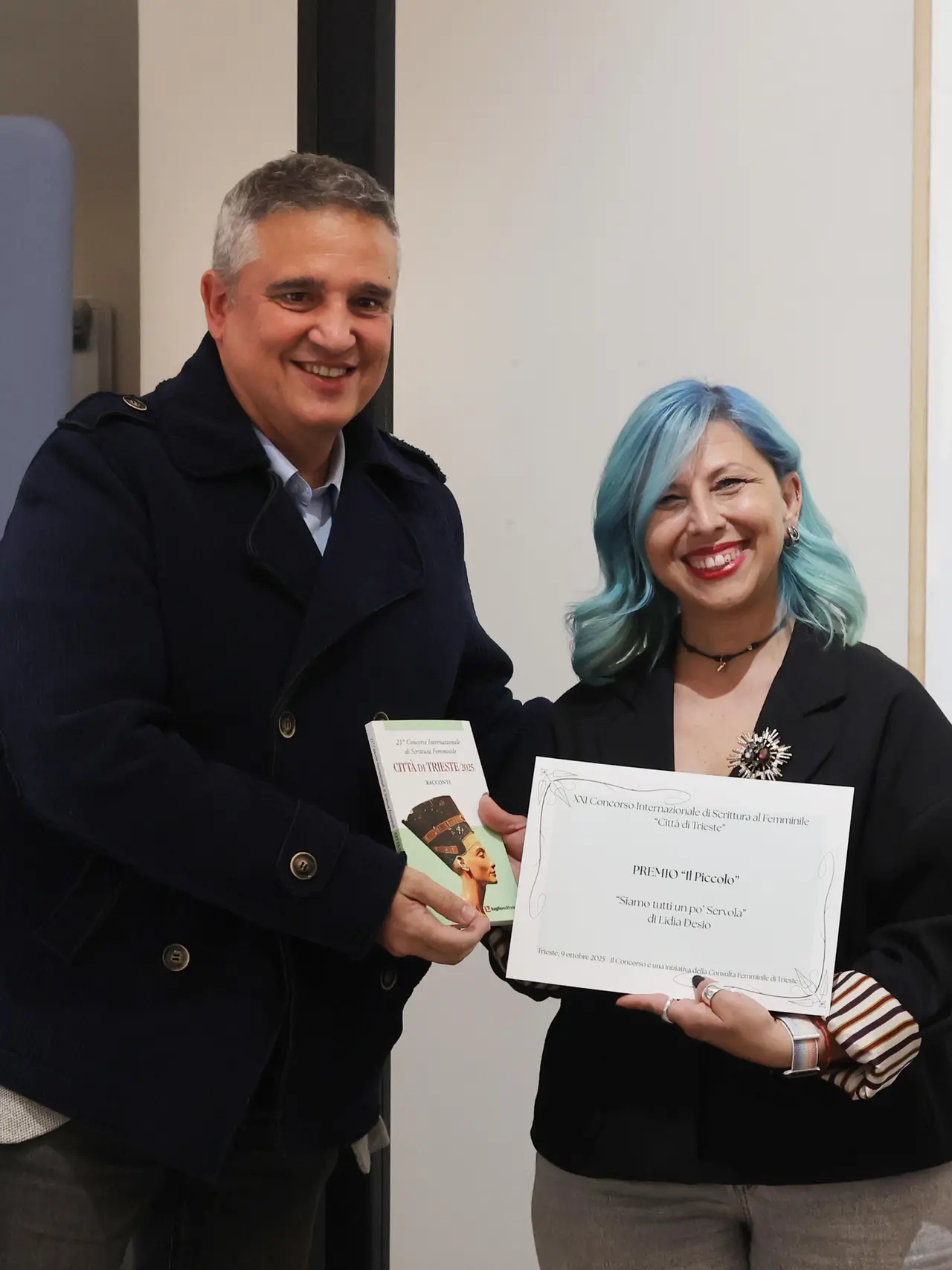Il vicedirettore del gruppo Nem con delega al Piccolo Fabrizio Brancoli consegna il premio "Il Piccolo" all'autrice Desio