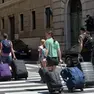 Una famiglia di turisti con i trolley in centro a Trieste Foto Bruni
