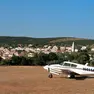 Un aereo da turismo sulla piccola pista di Unie