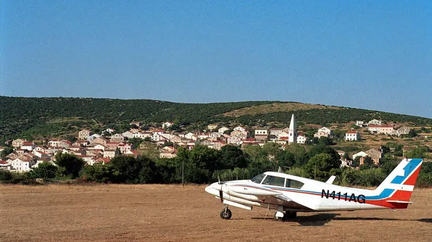 Un aereo da turismo sulla piccola pista di Unie