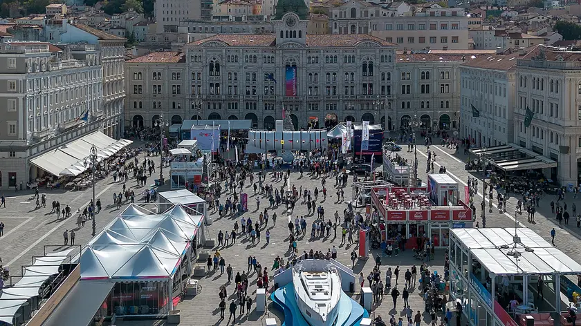 Il pienone sabato tra piazza Unità, le Rive e le vie del centro. Foto Silvano