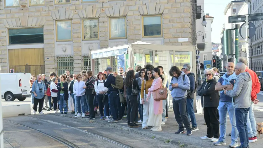 Le persone in attesa del Tram in piazza Oberdan. Foto Bruni