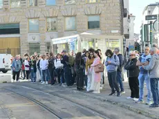 Le persone in attesa del Tram in piazza Oberdan. Foto Bruni