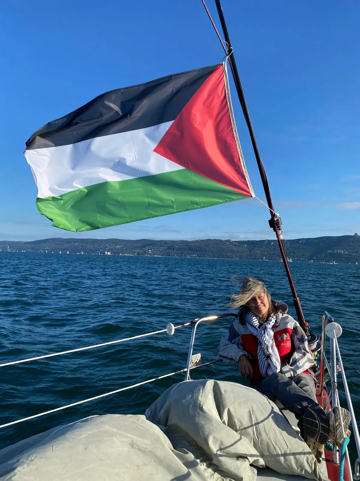 Vlado Pirc del gruppo musicale Panda e Eva Marn dalla coalizione di iniziative in sostegno della Palestina sono a bordo della barca che rappresenta la Sumud Flotilla alla Barcolana