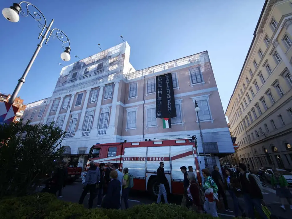 Uno striscione per la Palestina srotolato dal tetto di palazzo Carciotti. Foto Lasorte