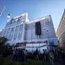 Uno striscione per la Palestina srotolato dal tetto di palazzo Carciotti. Foto Lasorte