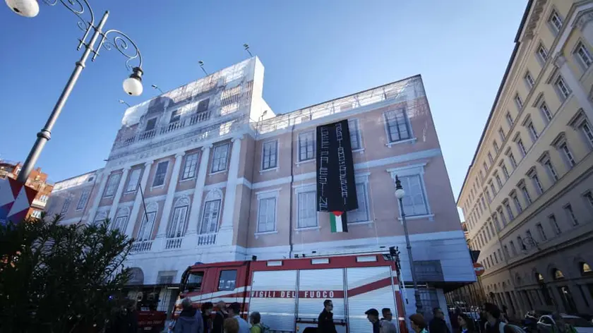 Uno striscione per la Palestina srotolato dal tetto di palazzo Carciotti. Foto Lasorte
