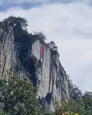 Uno striscione pro Pal lungo la Napoleonica