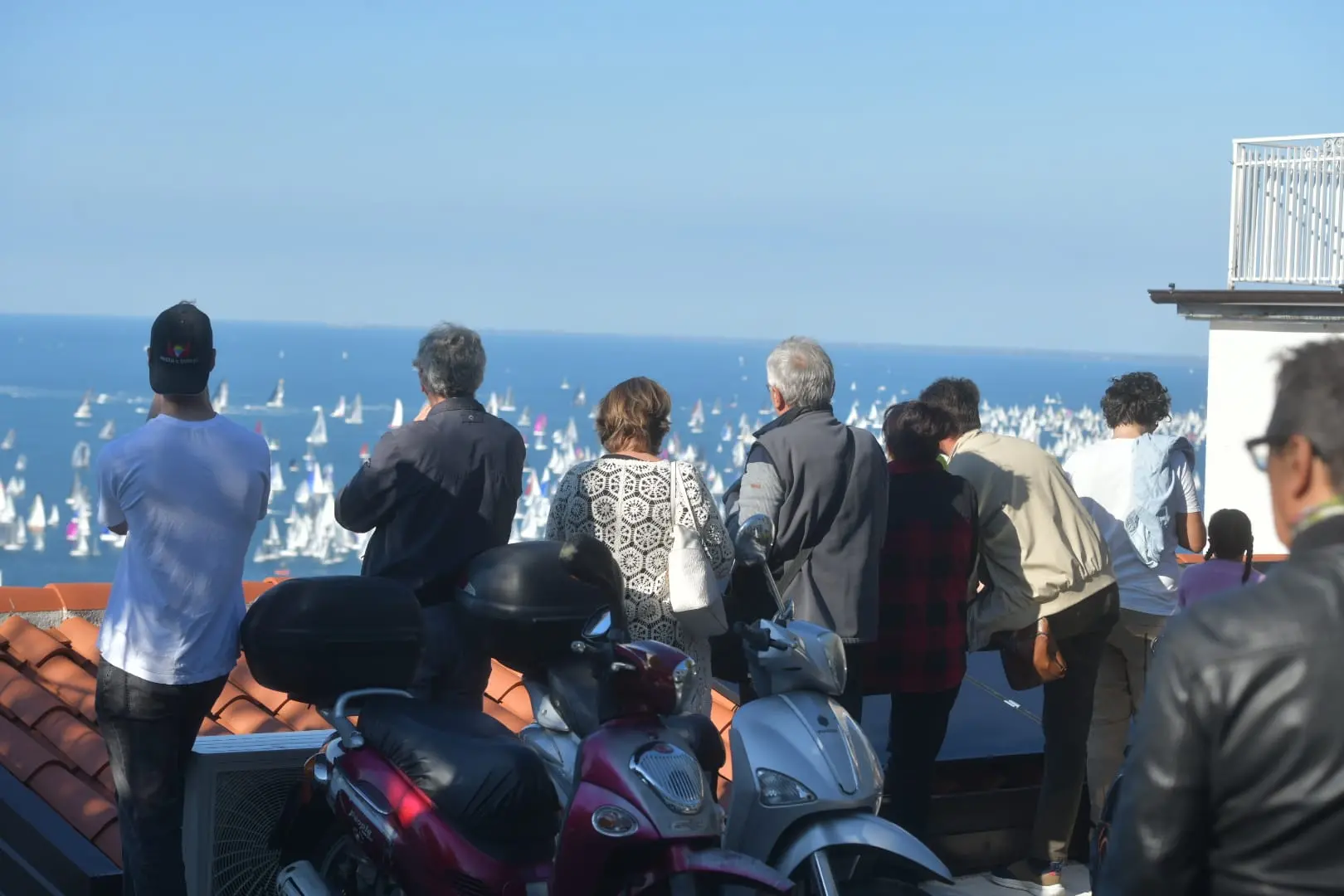 Arca Sgr ha trionfato alla Barcolana 57, conquistando la terza vittoria consecutiva. La regata in mare ha coronato la grande festa del mare che ha catalizzato migliaia di persone tra mare e terra. Le foto sono di Andrea Lasorte, Massimo Silvano e Francesco Bruni