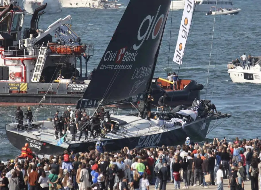 Arca Sgr ha trionfato alla Barcolana 57, conquistando la terza vittoria consecutiva. La regata in mare ha coronato la grande festa del mare che ha catalizzato migliaia di persone tra mare e terra. Le foto sono di Andrea Lasorte, Massimo Silvano e Francesco Bruni
