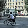 Padre e figlio si godono un giro in bici lungo la pista ciclabile in largo Panfili