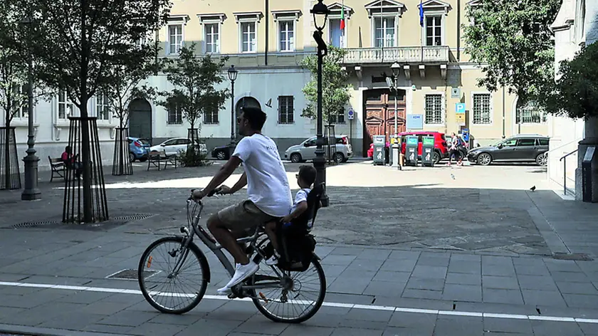 Padre e figlio si godono un giro in bici lungo la pista ciclabile in largo Panfili