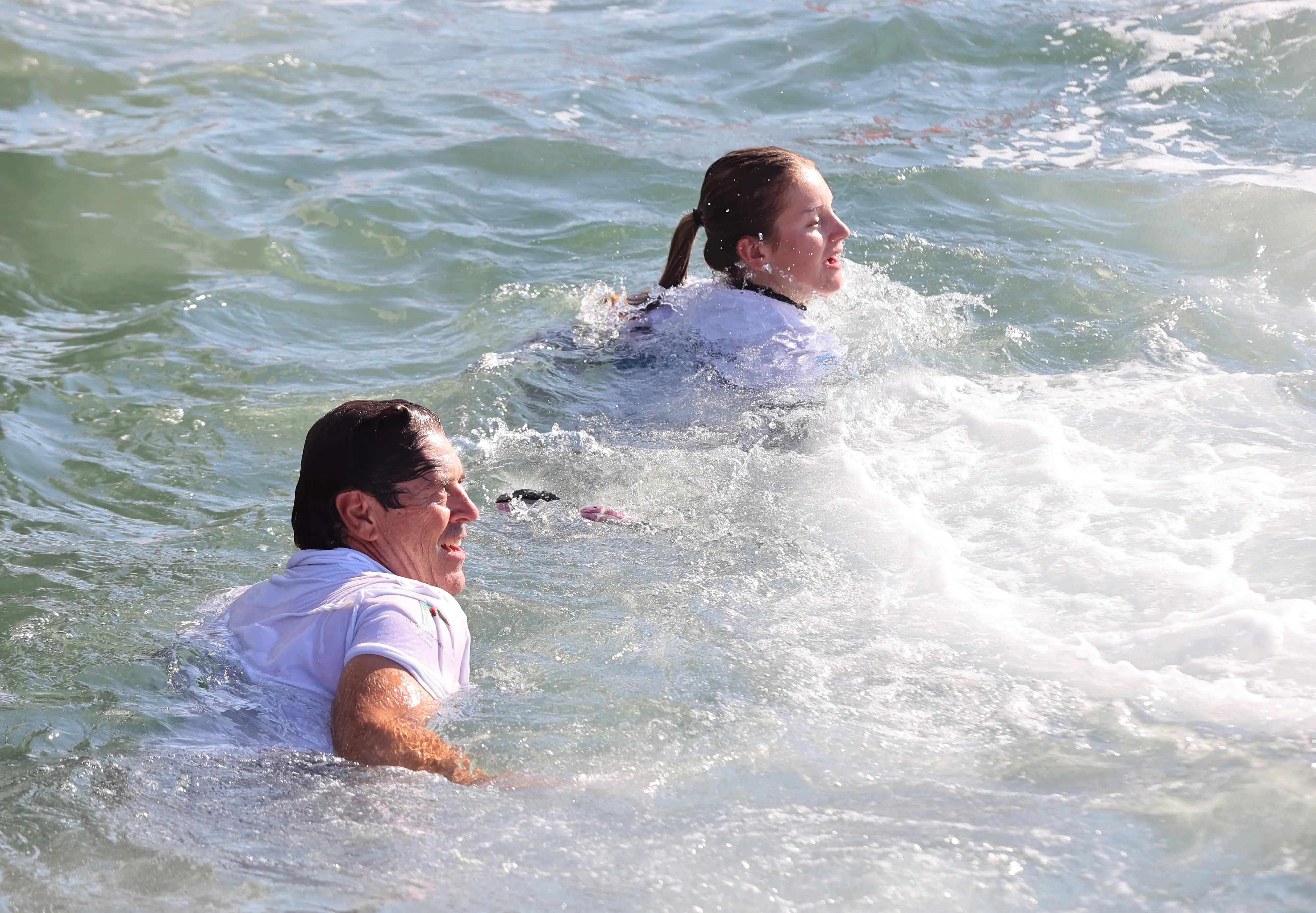 La coppa e un tuffo in mare con la figlia Marta, arrivata seconda. Così Furio Benussi festeggia con Arca Sgr la Barcolana 57 con cui ha suggellato la terza vittoria consecutiva. Al secondo posto, appunto, l'altra imbarcazione del team Benussi: Marta 07 con a bordo il fratello e la figlia di Furio, Gabriele e Marta. Terzo posto per Prosecco Doc Shockwave di Mitja Kosmina. Ecco le foto delle premiazioni di Andrea Lasorte