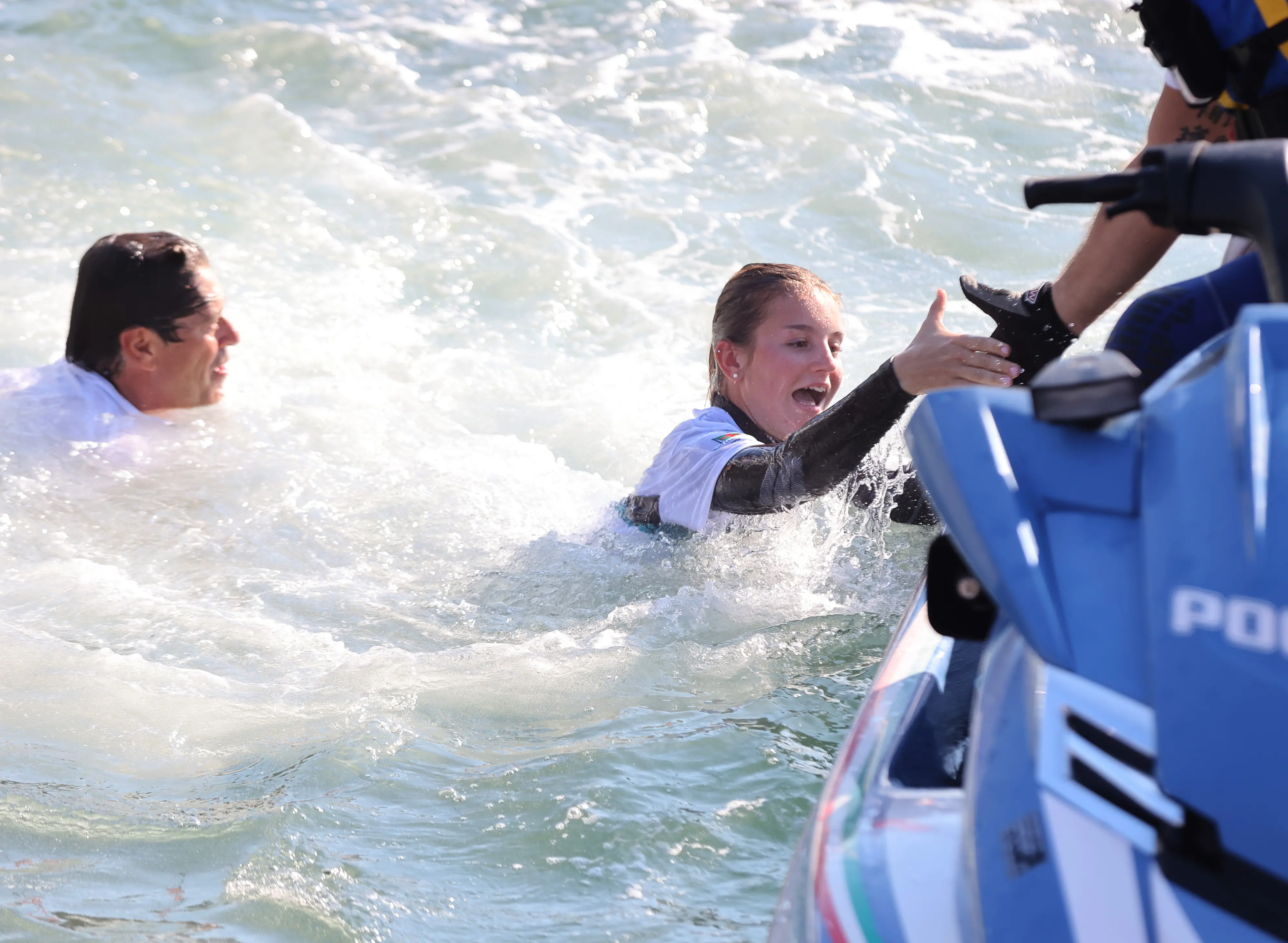 La coppa e un tuffo in mare con la figlia Marta, arrivata seconda. Così Furio Benussi festeggia con Arca Sgr la Barcolana 57 con cui ha suggellato la terza vittoria consecutiva. Al secondo posto, appunto, l'altra imbarcazione del team Benussi: Marta 07 con a bordo il fratello e la figlia di Furio, Gabriele e Marta. Terzo posto per Prosecco Doc Shockwave di Mitja Kosmina. Ecco le foto delle premiazioni di Andrea Lasorte