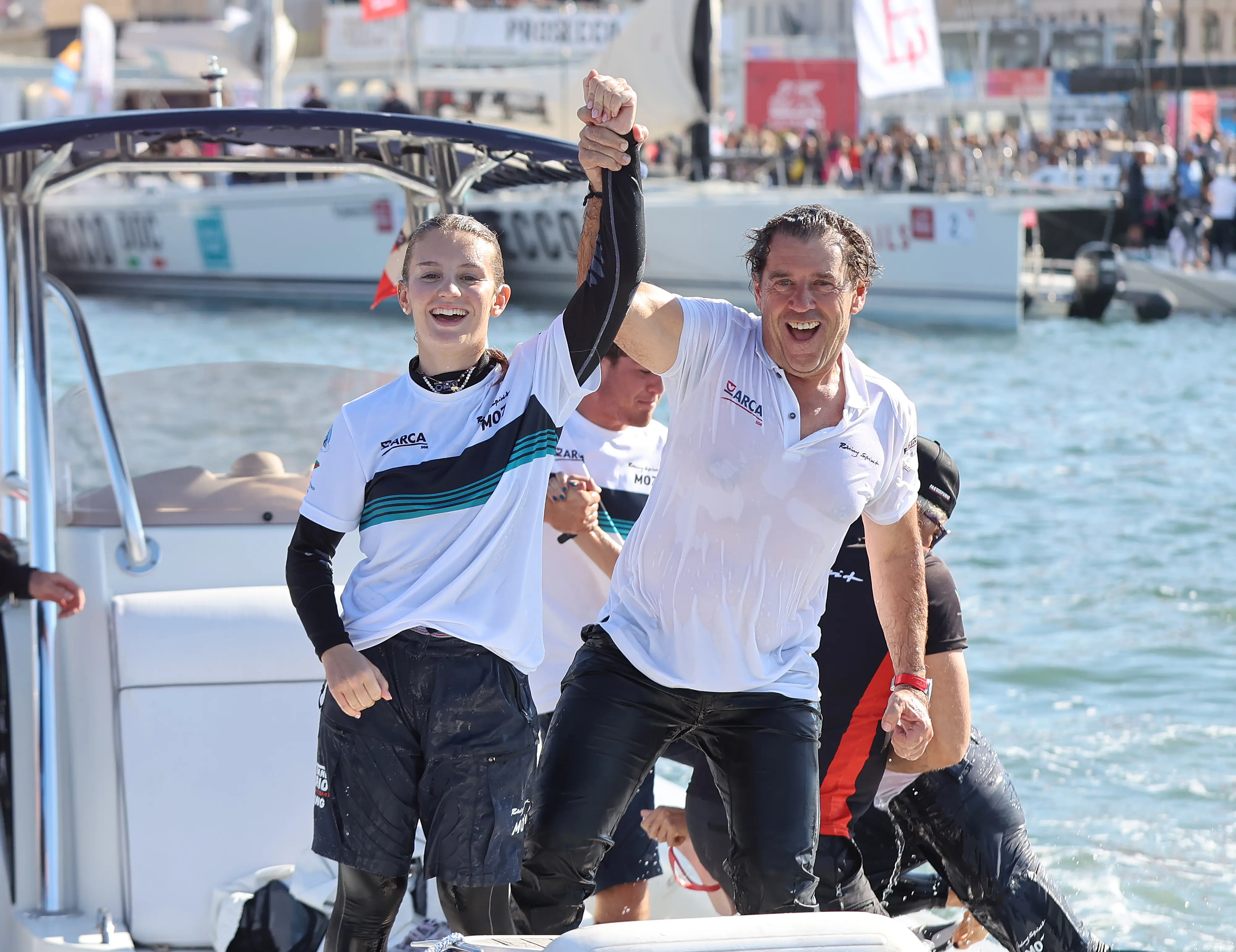 La coppa e un tuffo in mare con la figlia Marta, arrivata seconda. Così Furio Benussi festeggia con Arca Sgr la Barcolana 57 con cui ha suggellato la terza vittoria consecutiva. Al secondo posto, appunto, l'altra imbarcazione del team Benussi: Marta 07 con a bordo il fratello e la figlia di Furio, Gabriele e Marta. Terzo posto per Prosecco Doc Shockwave di Mitja Kosmina. Ecco le foto delle premiazioni di Andrea Lasorte