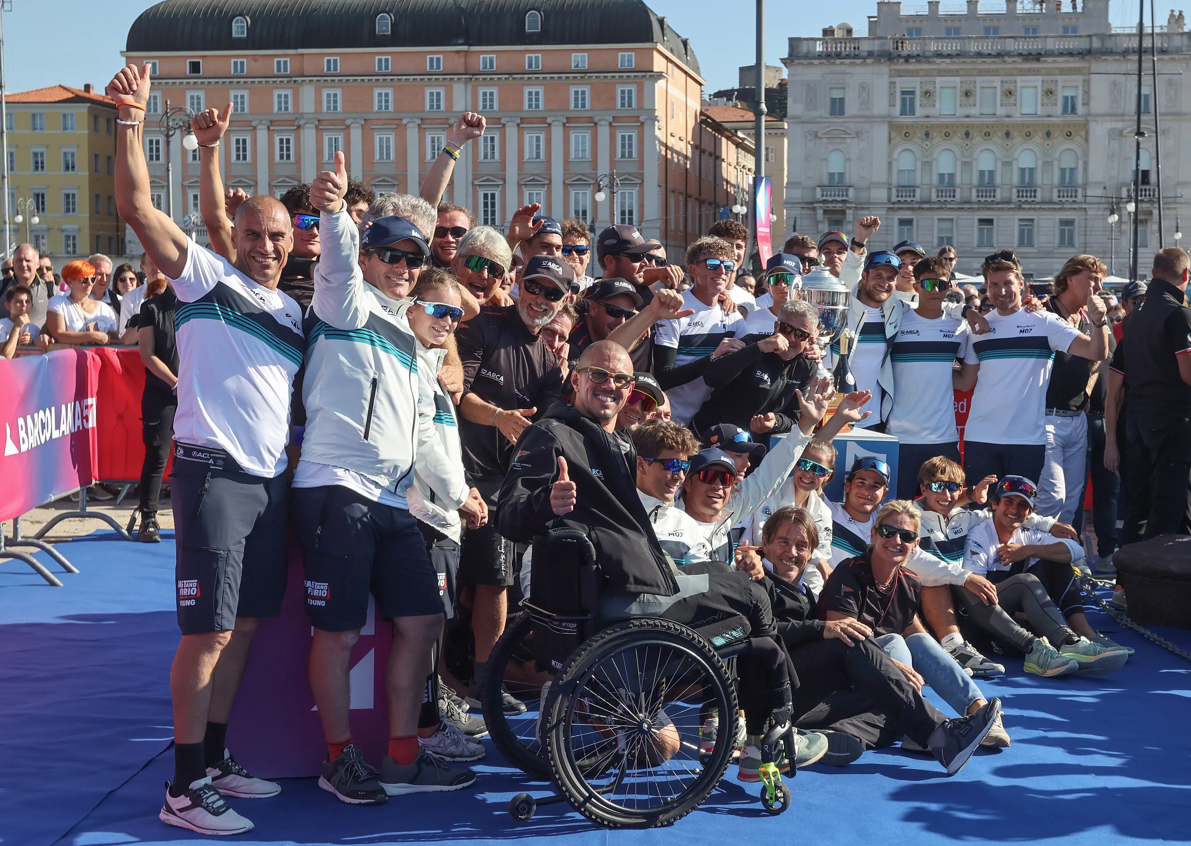 La coppa e un tuffo in mare con la figlia Marta, arrivata seconda. Così Furio Benussi festeggia con Arca Sgr la Barcolana 57 con cui ha suggellato la terza vittoria consecutiva. Al secondo posto, appunto, l'altra imbarcazione del team Benussi: Marta 07 con a bordo il fratello e la figlia di Furio, Gabriele e Marta. Terzo posto per Prosecco Doc Shockwave di Mitja Kosmina. Ecco le foto delle premiazioni di Andrea Lasorte