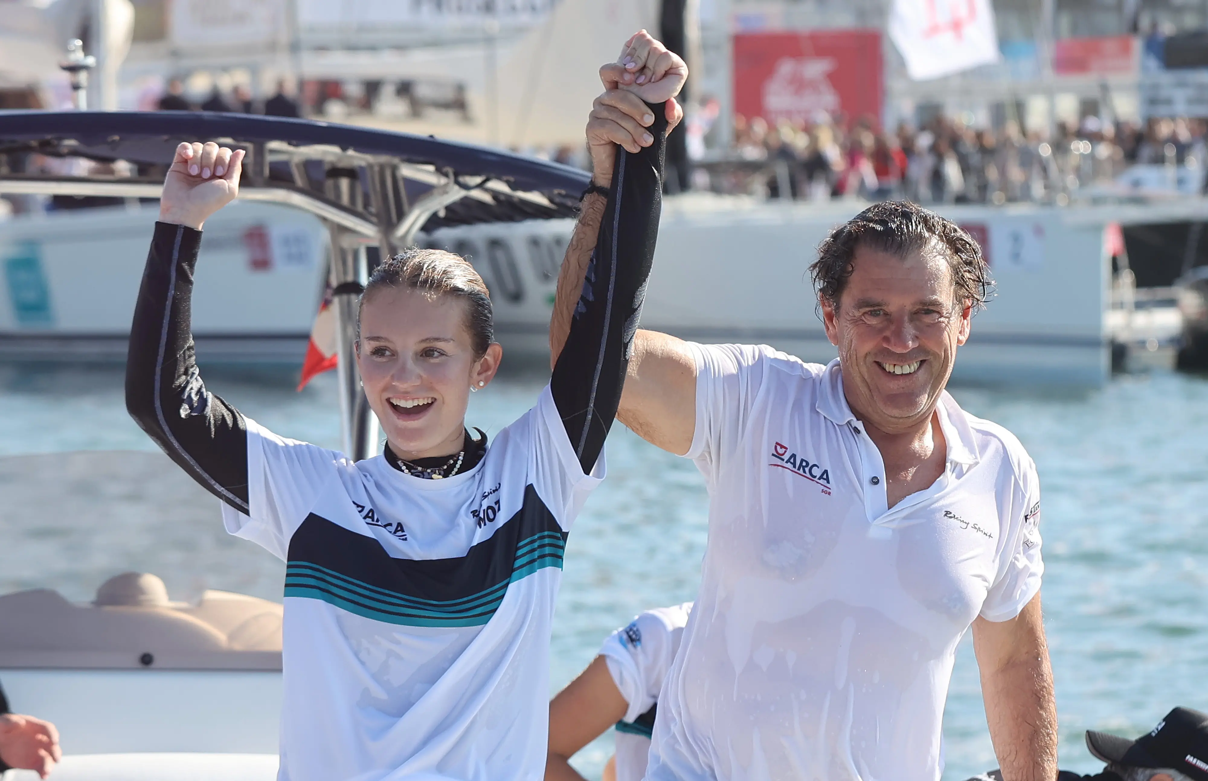La coppa e un tuffo in mare con la figlia Marta, arrivata seconda. Così Furio Benussi festeggia con Arca Sgr la Barcolana 57 con cui ha suggellato la terza vittoria consecutiva. Al secondo posto, appunto, l'altra imbarcazione del team Benussi: Marta 07 con a bordo il fratello e la figlia di Furio, Gabriele e Marta. Terzo posto per Prosecco Doc Shockwave di Mitja Kosmina. Ecco le foto delle premiazioni di Andrea Lasorte