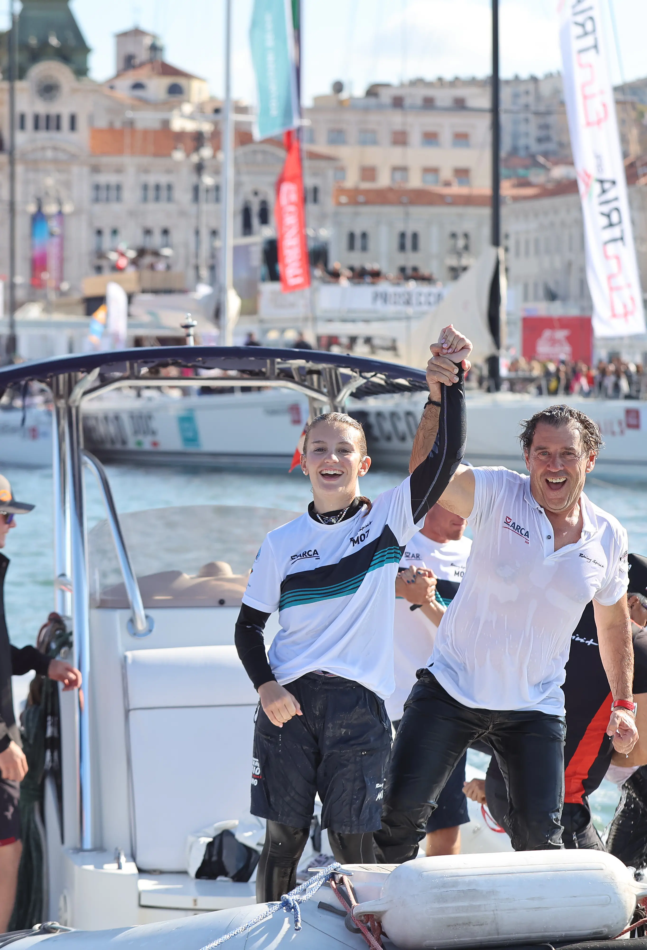 La coppa e un tuffo in mare con la figlia Marta, arrivata seconda. Così Furio Benussi festeggia con Arca Sgr la Barcolana 57 con cui ha suggellato la terza vittoria consecutiva. Al secondo posto, appunto, l'altra imbarcazione del team Benussi: Marta 07 con a bordo il fratello e la figlia di Furio, Gabriele e Marta. Terzo posto per Prosecco Doc Shockwave di Mitja Kosmina. Ecco le foto delle premiazioni di Andrea Lasorte