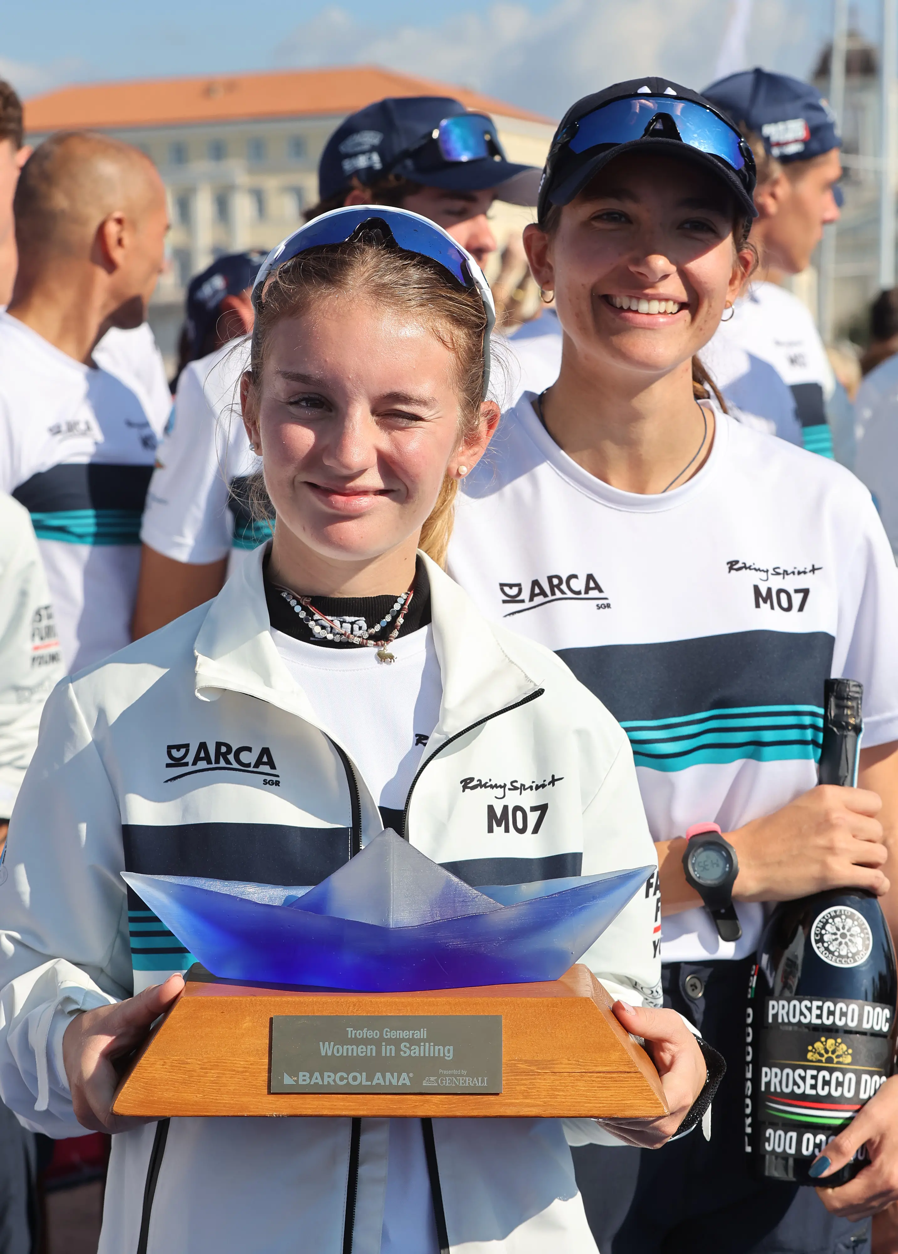 La coppa e un tuffo in mare con la figlia Marta, arrivata seconda. Così Furio Benussi festeggia con Arca Sgr la Barcolana 57 con cui ha suggellato la terza vittoria consecutiva. Al secondo posto, appunto, l'altra imbarcazione del team Benussi: Marta 07 con a bordo il fratello e la figlia di Furio, Gabriele e Marta. Terzo posto per Prosecco Doc Shockwave di Mitja Kosmina. Ecco le foto delle premiazioni di Andrea Lasorte