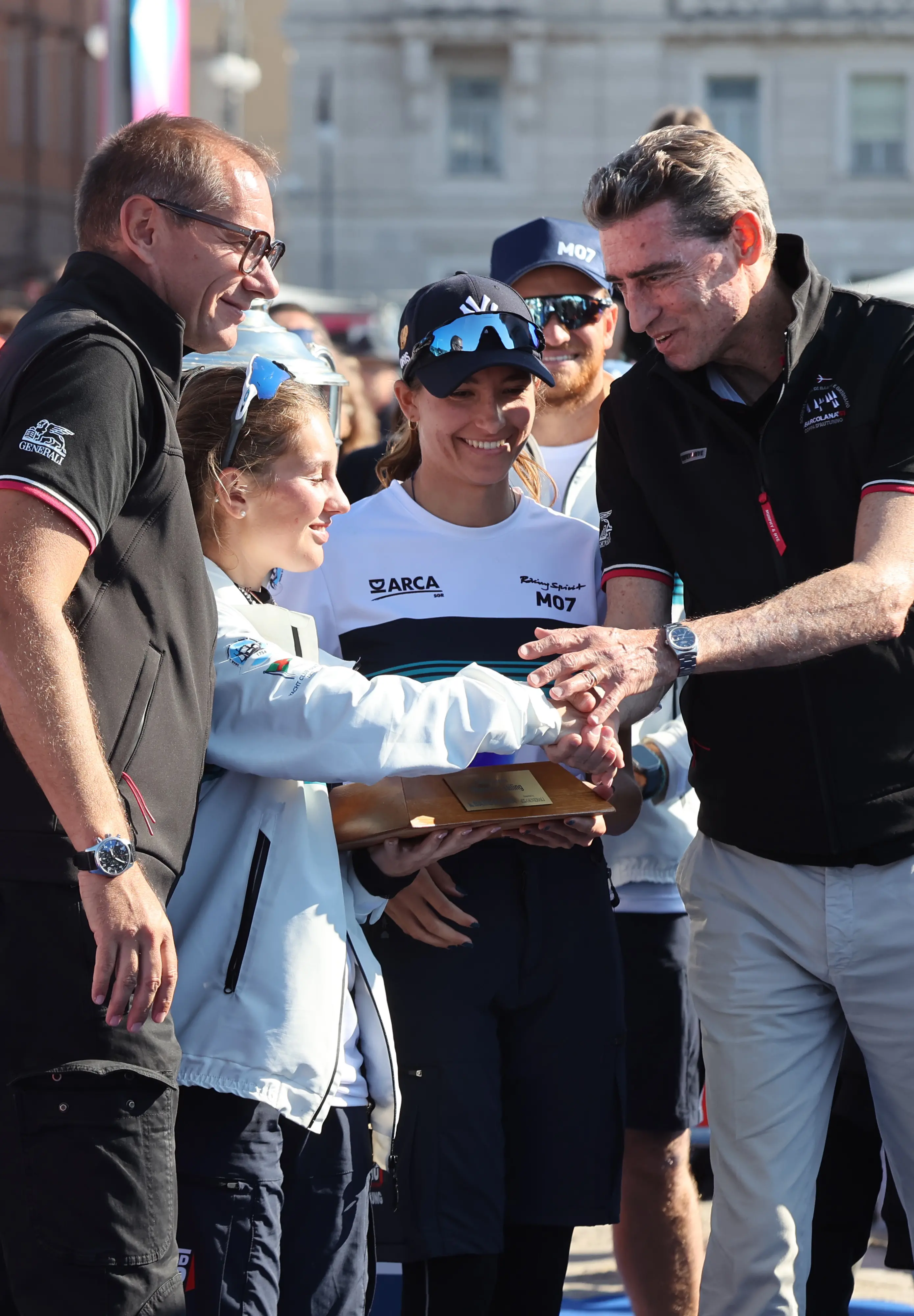 La coppa e un tuffo in mare con la figlia Marta, arrivata seconda. Così Furio Benussi festeggia con Arca Sgr la Barcolana 57 con cui ha suggellato la terza vittoria consecutiva. Al secondo posto, appunto, l'altra imbarcazione del team Benussi: Marta 07 con a bordo il fratello e la figlia di Furio, Gabriele e Marta. Terzo posto per Prosecco Doc Shockwave di Mitja Kosmina. Ecco le foto delle premiazioni di Andrea Lasorte