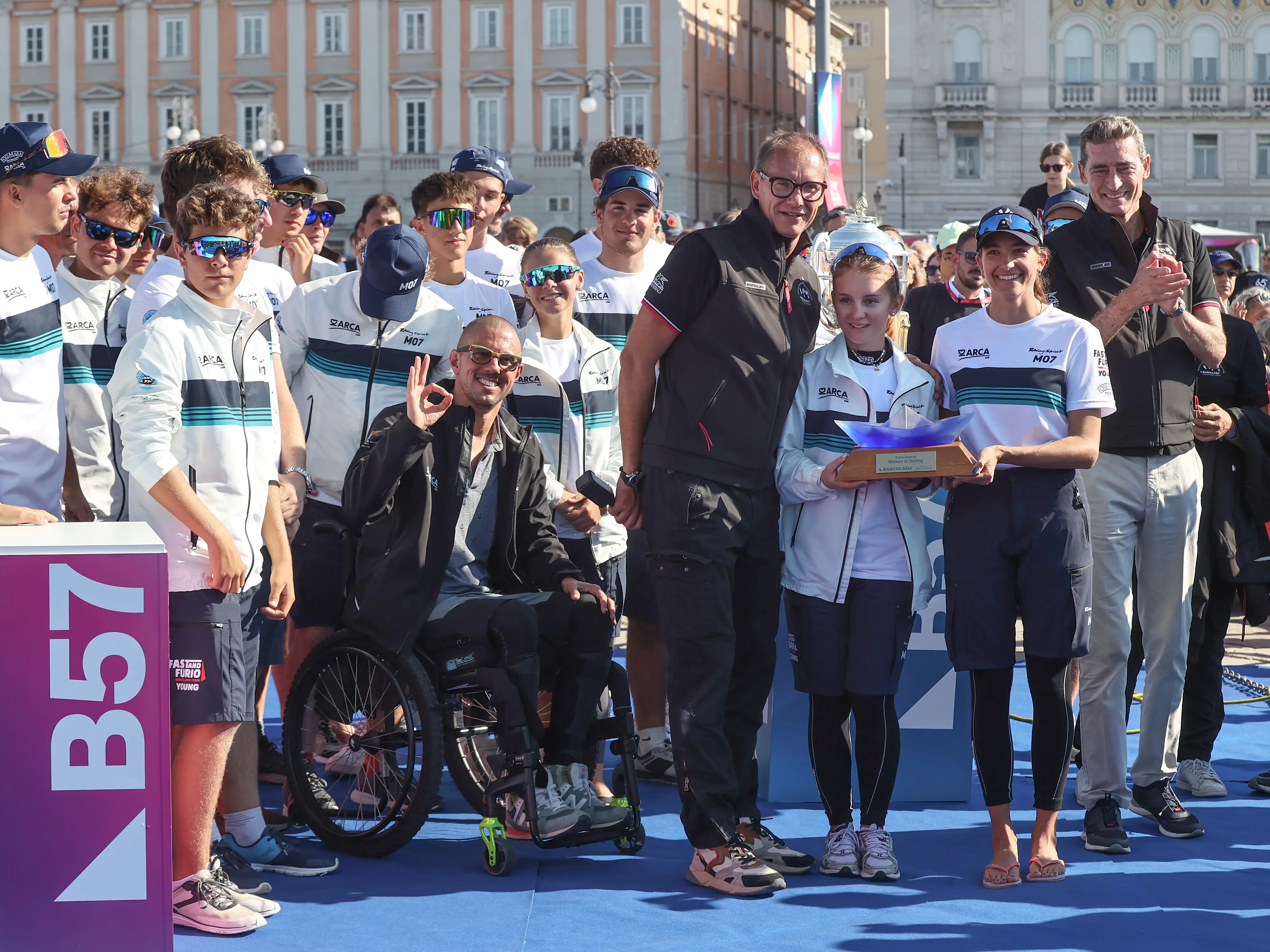 La coppa e un tuffo in mare con la figlia Marta, arrivata seconda. Così Furio Benussi festeggia con Arca Sgr la Barcolana 57 con cui ha suggellato la terza vittoria consecutiva. Al secondo posto, appunto, l'altra imbarcazione del team Benussi: Marta 07 con a bordo il fratello e la figlia di Furio, Gabriele e Marta. Terzo posto per Prosecco Doc Shockwave di Mitja Kosmina. Ecco le foto delle premiazioni di Andrea Lasorte
