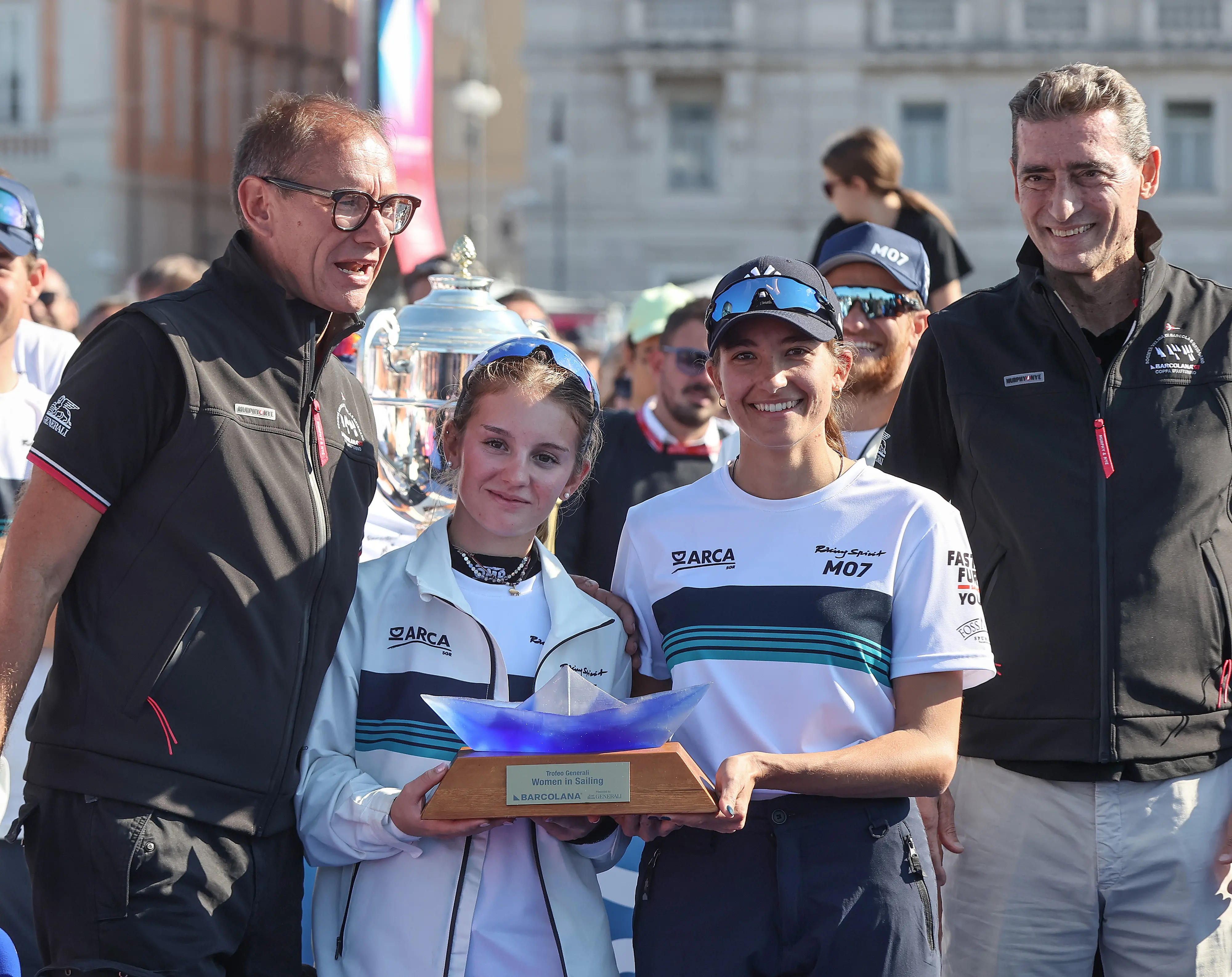 La coppa e un tuffo in mare con la figlia Marta, arrivata seconda. Così Furio Benussi festeggia con Arca Sgr la Barcolana 57 con cui ha suggellato la terza vittoria consecutiva. Al secondo posto, appunto, l'altra imbarcazione del team Benussi: Marta 07 con a bordo il fratello e la figlia di Furio, Gabriele e Marta. Terzo posto per Prosecco Doc Shockwave di Mitja Kosmina. Ecco le foto delle premiazioni di Andrea Lasorte