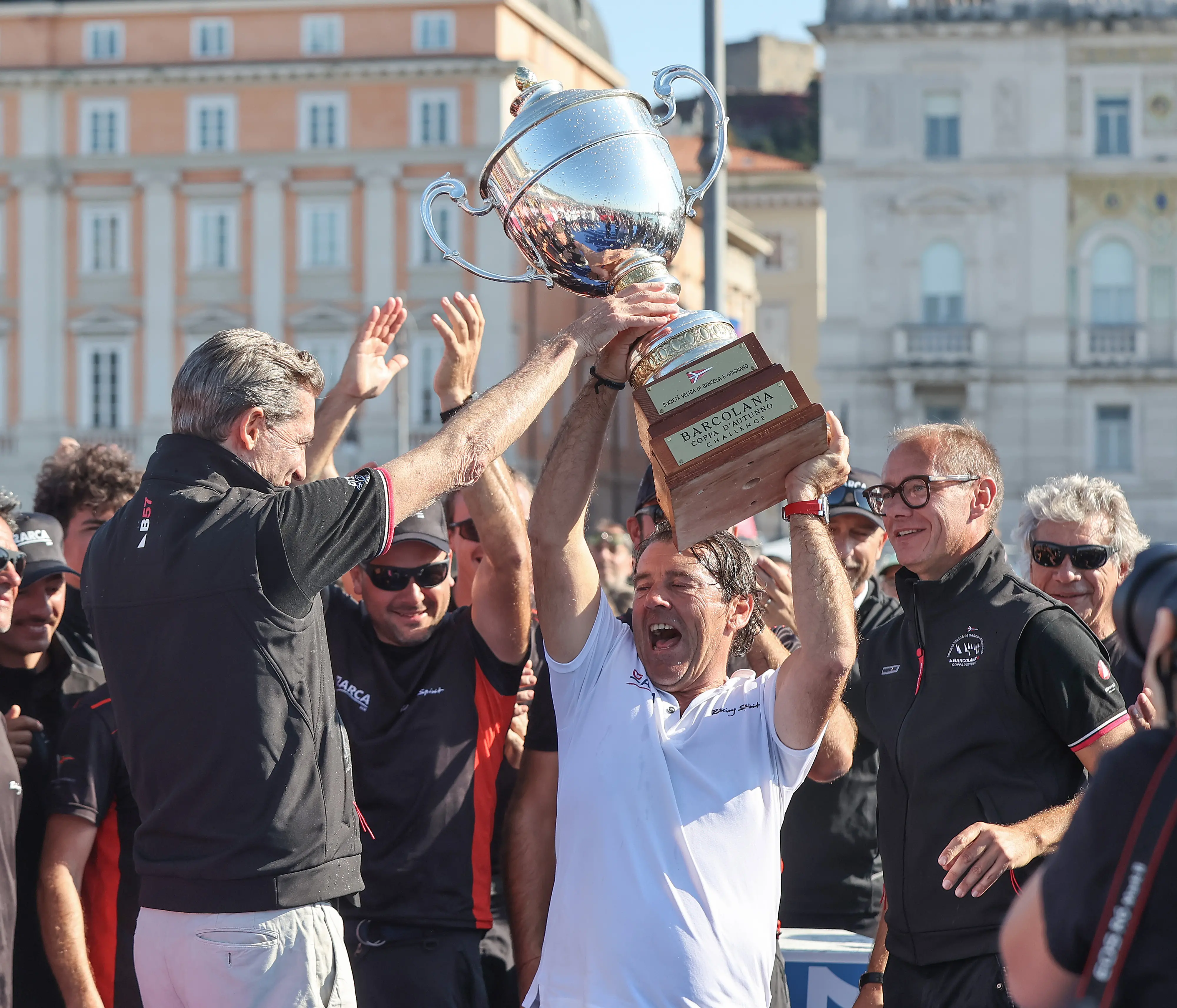 La coppa e un tuffo in mare con la figlia Marta, arrivata seconda. Così Furio Benussi festeggia con Arca Sgr la Barcolana 57 con cui ha suggellato la terza vittoria consecutiva. Al secondo posto, appunto, l'altra imbarcazione del team Benussi: Marta 07 con a bordo il fratello e la figlia di Furio, Gabriele e Marta. Terzo posto per Prosecco Doc Shockwave di Mitja Kosmina. Ecco le foto delle premiazioni di Andrea Lasorte
